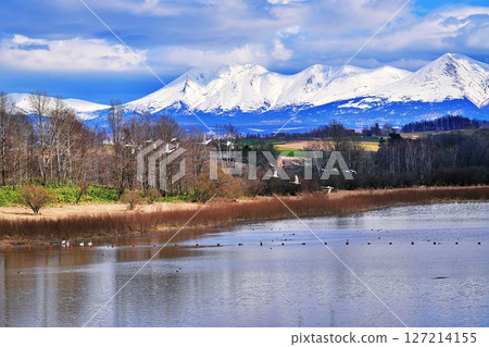 北海道美瑛的水澤水壩和十勝山脈的壯麗景色 127214155