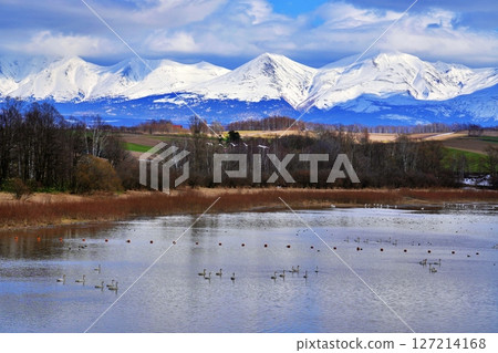 Spectacular view of Mizusawa Dam and the Tokachi mountain range in Biei, Hokkaido 127214168