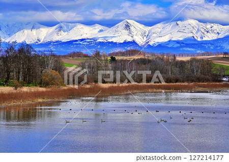Spectacular view of Mizusawa Dam and the Tokachi mountain range in Biei, Hokkaido 127214177