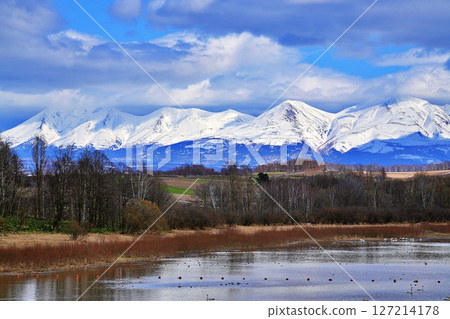 Spectacular view of Mizusawa Dam and the Tokachi mountain range in Biei, Hokkaido 127214178