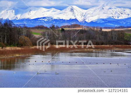 Spectacular view of Mizusawa Dam and the Tokachi mountain range in Biei, Hokkaido 127214181