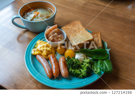 A colorful Western-style breakfast set and soup 127214198