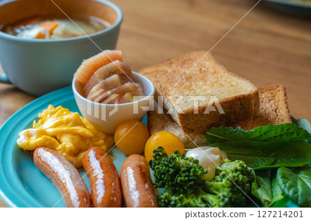 A colorful Western-style breakfast set and soup A colorful Western-style breakfast set and soup 127214201