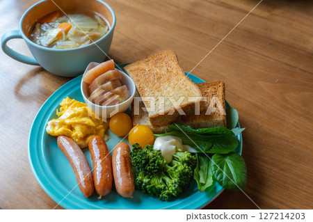 A colorful Western-style breakfast set and soup 127214203