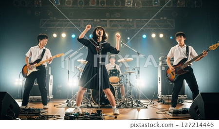 學校節慶期間,一支即興樂團在舞台上表演,讓觀眾興奮不已 學校節慶期間,一支即興樂團在舞台上表演,讓觀眾興奮不已 127214446