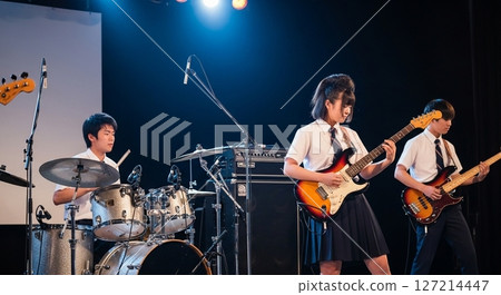 學生們在學校節慶的舞台上組樂隊 127214447