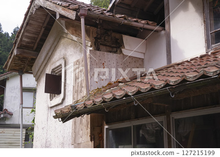 空屋的外觀越來越破舊 127215199