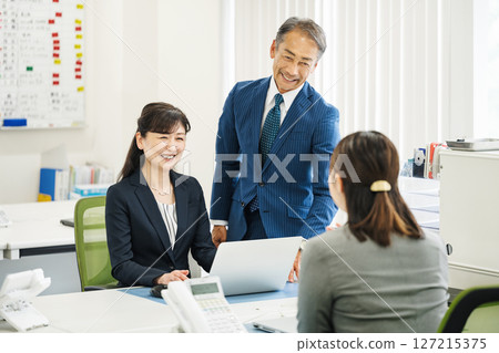 在辦公室工作的中年和高級商務人士 在辦公室工作的中年和高級商務人士 127215375