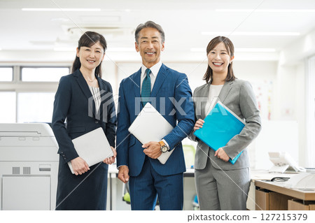 在辦公室工作的商務人士的肖像 127215379