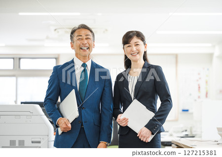 在辦公室工作的中年和高級商務人士 在辦公室工作的中年和高級商務人士 127215381