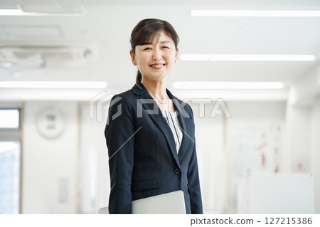 一位 50 多歲、在辦公室工作的職業女性 一位 50 多歲、在辦公室工作的職業女性 127215386