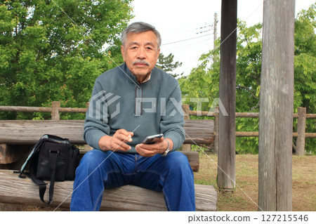 一位老人在公園旅行休息時查看方向 127215546