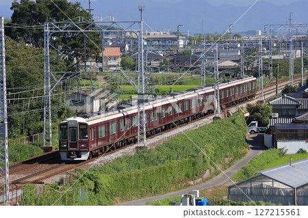 阪急京都線9300系列列車行駛在京阪神的街道上,拍攝於2010年8月26日 阪急京都線9300系列列車行駛在京阪神的街道上,拍攝於2010年8月26日 127215561