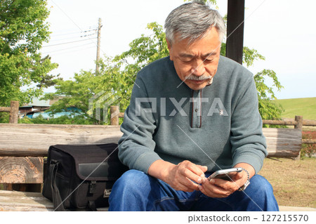 老年旅客在休息時記錄自己的路線 127215570