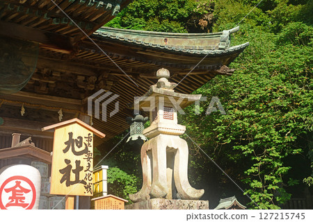 Stone lantern of Asahisha Shrine in the grounds of Kotohira Shrine, Kagawa Prefecture-1 127215745