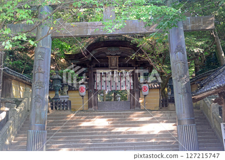 Kenbokumon Gate on the approach to Kotohira Shrine in Kagawa Prefecture-1 127215747