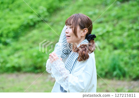 Heat stroke prevention, hiking, camping, leisure, middle-aged, senior 127215811