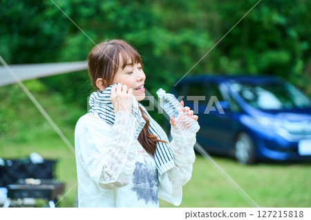 Heat stroke prevention, hiking, camping, leisure, middle-aged, senior 127215818