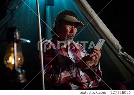 Smartphone, SNS, Solo camping, Seniors Smartphone, SNS, Solo camping, Seniors 127216095