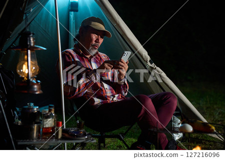 Smartphone, SNS, Solo camping, Seniors Smartphone, SNS, Solo camping, Seniors 127216096