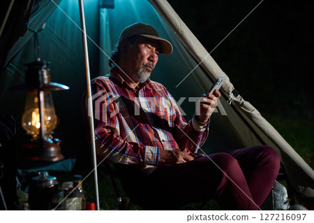 Smartphone, SNS, Solo camping, Seniors 127216097