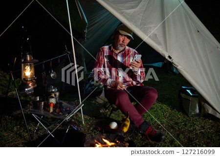 Smartphone, SNS, Solo camping, Seniors Smartphone, SNS, Solo camping, Seniors 127216099