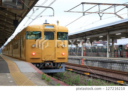 [JR West] 115 Series 3000 and 227 Series 500 - Urara - (Sanyo Main Line: Shimonoseki Station) 127216210