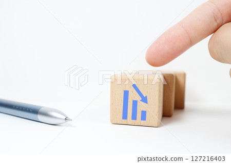 Decreasing bar graph Wooden blocks 127216403