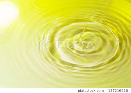 Drops of water falling on the surface of the water. 127216616