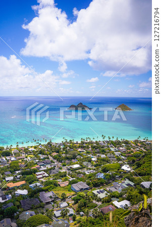 從夏威夷的碉堡望去,拉尼凱海灘美麗的海景 從夏威夷的碉堡望去,拉尼凱海灘美麗的海景 127216794