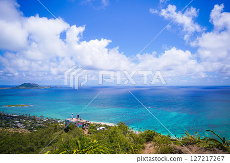 從夏威夷的碉堡望去,拉尼凱海灘美麗的海景 從夏威夷的碉堡望去,拉尼凱海灘美麗的海景 127217267