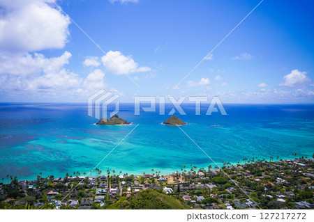 從夏威夷的碉堡望去,拉尼凱海灘美麗的海景 從夏威夷的碉堡望去,拉尼凱海灘美麗的海景 127217272
