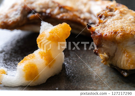 [Food ingredients] Grated daikon radish art and salt-grilled yellowtail fish 127217290