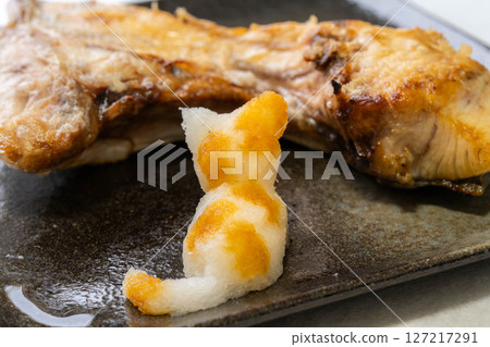[食材] 蘿蔔泥和鹽烤黃尾魚 127217291