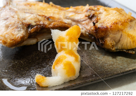 [Food ingredients] Grated daikon radish art and salt-grilled yellowtail fish 127217292