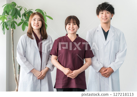 男女醫務人員,包括醫生、護士和穿白大褂和手術服的醫生 男女醫務人員,包括醫生、護士和穿白大褂和手術服的醫生 127218113