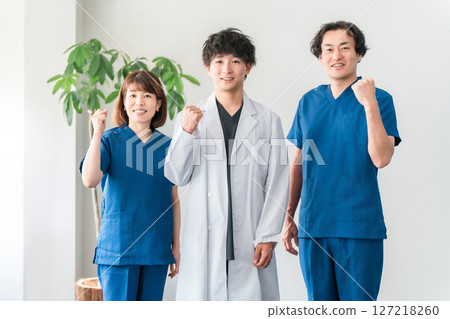 身穿白大褂和工作服的醫生們揮拳，男護士和女護士 127218260