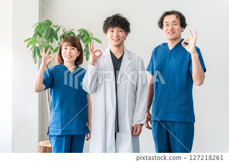 男女醫務人員,包括醫生、護士和穿白大褂和手術服的醫生 男女醫務人員,包括醫生、護士和穿白大褂和手術服的醫生 127218261