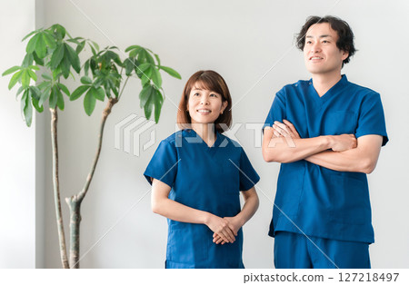 穿手術服的醫護人員、醫護人員、男醫師和女醫生 127218497