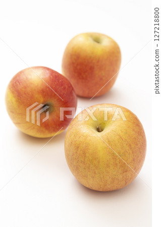 An apple on white background 127218800