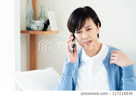 中間女性談智能手機 127218836