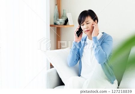 中間女性談智能手機 127218839