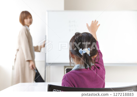 一位積極上進的小學生在補習班上積極舉手、提問、做演講 127218883