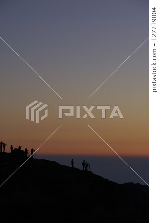 Climbers waiting for the sunrise / Climbers and photographers waiting for the sunrise Climbers waiting for the sunrise / Climbers and photographers waiting for the sunrise 127219004