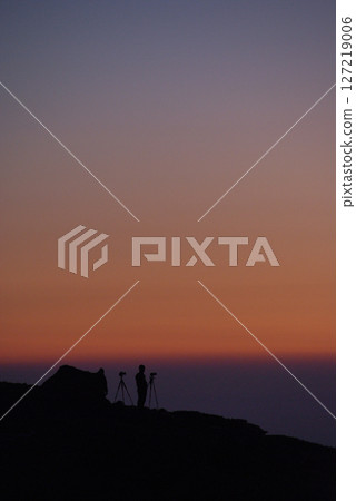 等待日出的登山者 / 等待日出的登山者和攝影師 127219006