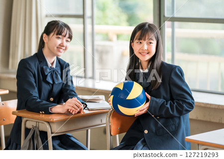 Elementary school, junior high school, and high school students talking about club activities with friends, classmates, and classmates during breaks in school classrooms 127219293