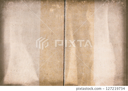The top of the cardboard has adhesive tape on it and there are dirt stains. The top of the cardboard has adhesive tape on it and there are dirt stains. 127219734