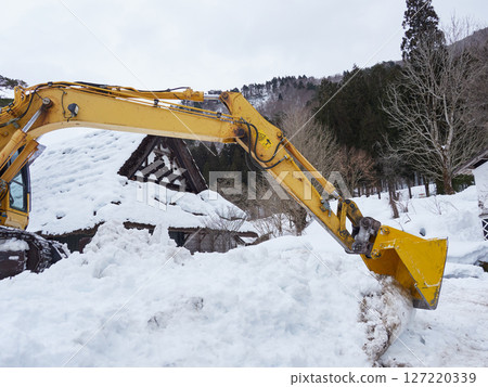 冬季日本鄉村使用重型機械除雪的場景 127220339