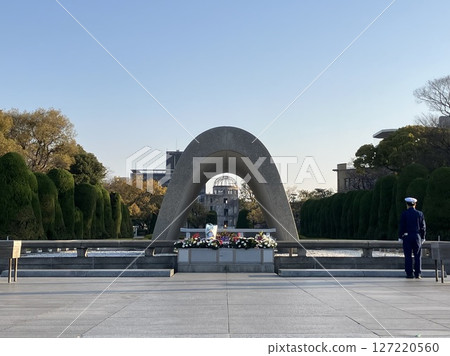 廣島和平紀念公園保安人員晨間鞠躬的背影 127220560