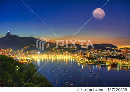 里約熱內盧灣美麗的夜景 127220656